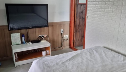 Room (Olive 1)