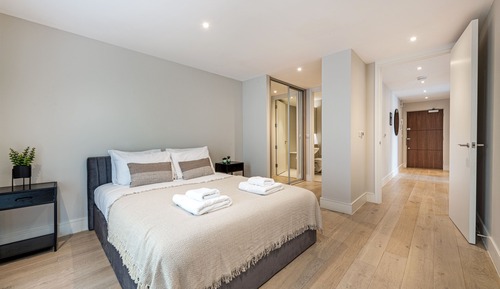 Elegant 2 bed with balcony