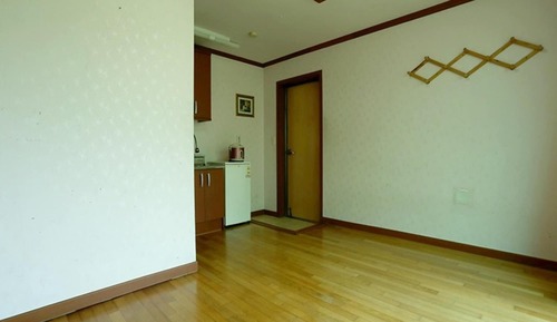 Room (Red Pear (322))