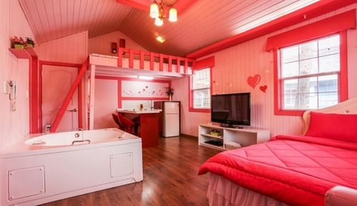 Room (Pine Cone 3)