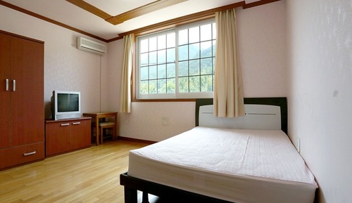 Room (Laurad Valence (221))