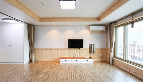 Room (Room 102)