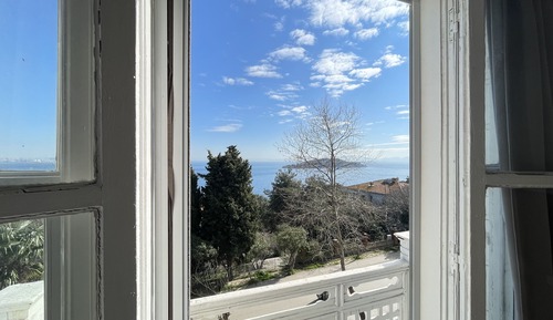 Deniz Manzarali Fransiz Balkonlu Oda