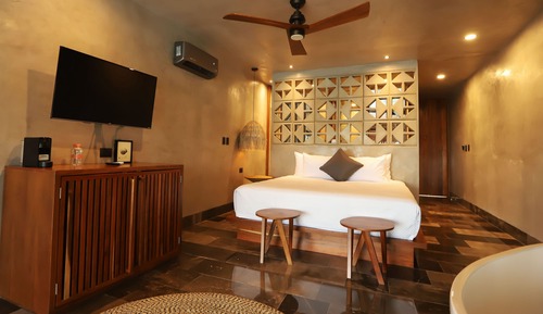 Deluxe Room, 1 King Bed, Bathtub, Lagoon View