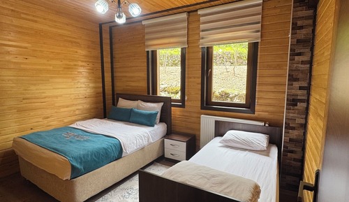Deluxe Suite, Partial Lake View