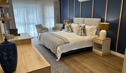 Luxury Room, 1 King Bed, Non Smoking, Mountain View