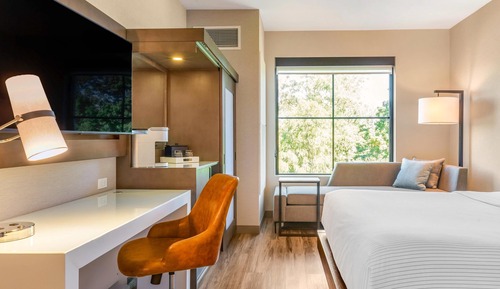 Deluxe King Bed
