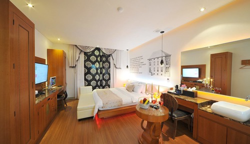 Room (Luxury suite (65-inch TV random assig)