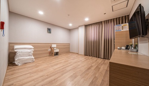 Room (Ondol Room)