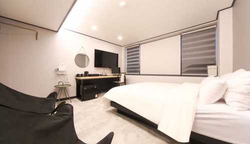 Room (A more spacious room with a sofa (net)