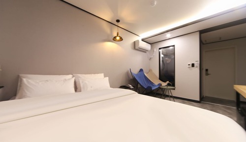 Room (Small room perfect for watching TV (N)