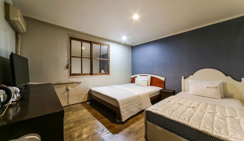 Room (Twin)