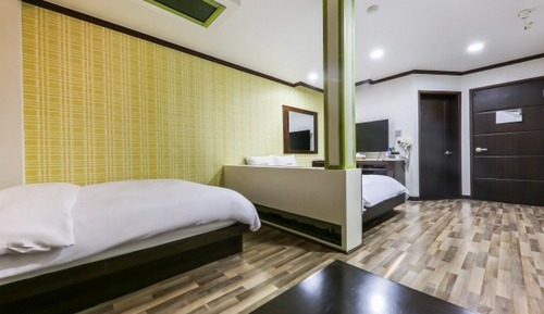 Room (Deluxe Room B (Twin Large Whirlpool))
