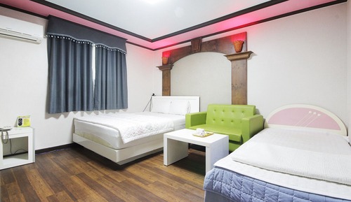 Room (Twin)