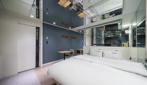 Room (Deluxe Mirror Room (Netflix Massage C)
