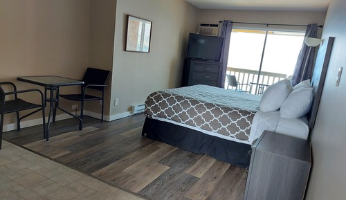 Basic Studio, Lake View
