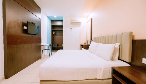 Exclusive Room, 1 King Bed, Pool View