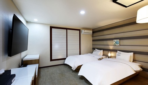 Standard Room (Free Breakfast for 2, except Monday)