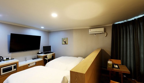 Superior Twin Room (Free Breakfast for 2, except Monday)