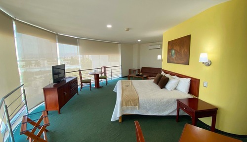 Senior Room, Hot Tub, City View