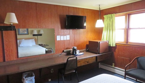 Standard Room, 1 Queen Bed, Non Smoking, Refrigerator & Microwave