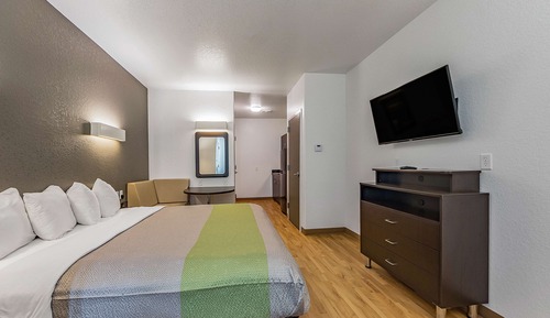 Deluxe Suite, 1 King Bed, Non Smoking, Kitchenette