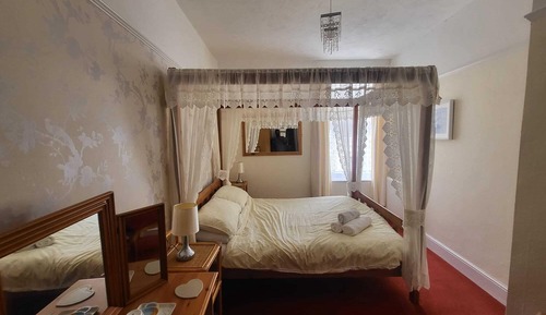 Double Room (Room 7 - 4 Poster Bed)