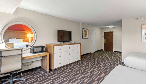 Room, 2 Queen Beds, Roll-in Shower