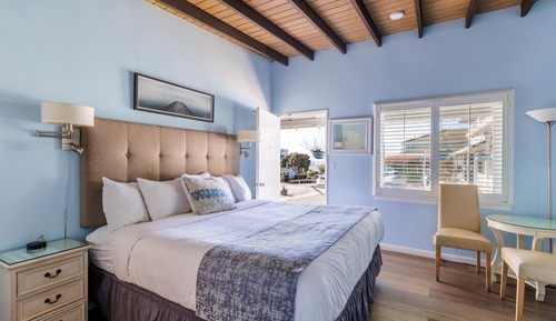 Room, 1 King Bed, Kitchenette, Partial Sea View