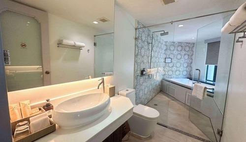 Deluxe Room, 1 King Bed, Non Smoking, Pool Access