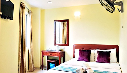 Deluxe Queen Room with Window