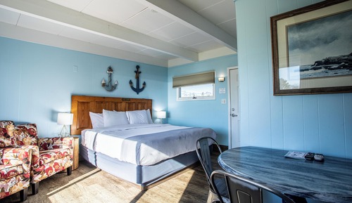 Standard Room, 1 King Bed, Partial Lake View 108, Pet Friendly