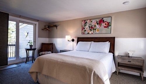 Comfort Room, 1 Queen Bed, Partial Lake View
