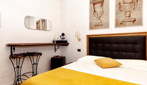 Classic Double Room, Ensuite, Courtyard View