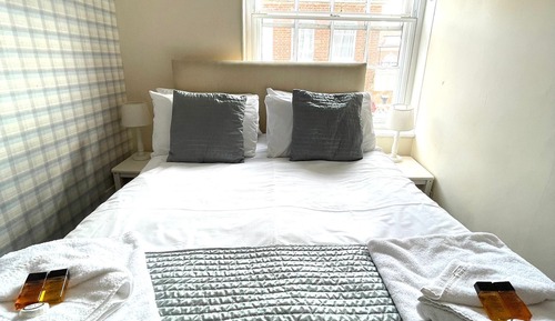 Double Room, Ensuite (Room 06)