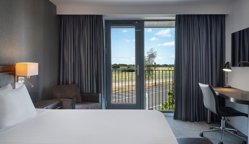 Premium Room, 1 King Bed, View (Racecourse View)