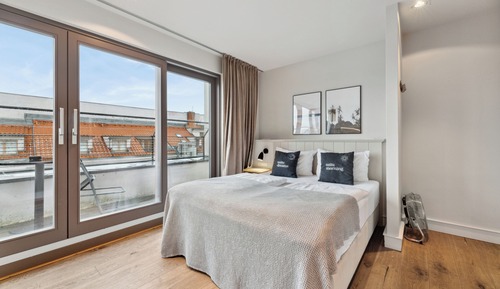 Suite S + balcony + city view