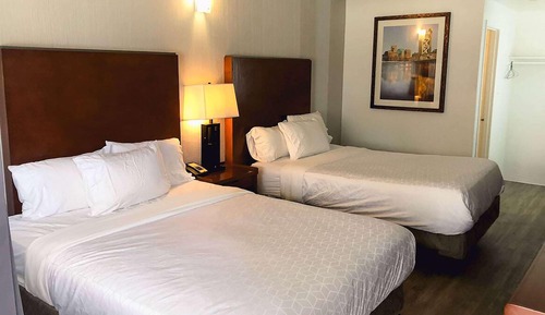 Room, 2 Queen Beds, Non Smoking (Mobility/Hearing, Roll-In Shower)