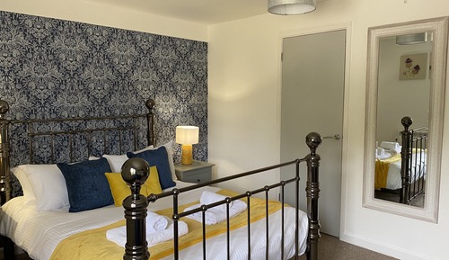 Standard Double Room, Ensuite (Bumblebee )