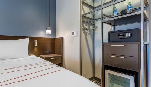 Standard Room, 1 King Bed, Accessible, Non Smoking