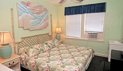 Non-Smoking King Bed-Private Bathroom