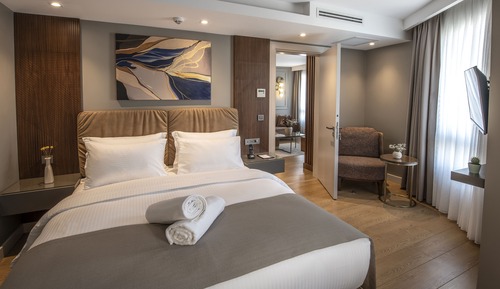 Deluxe Suite, 1 King Bed, Non Smoking, City View