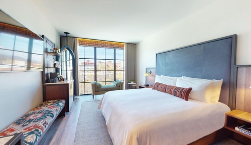 Studio King Suite