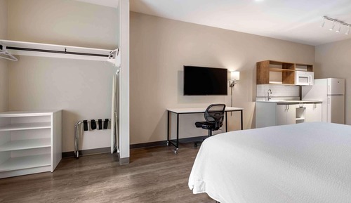 Standard Studio, 1 King Bed, Non Smoking, Refrigerator & Microwave