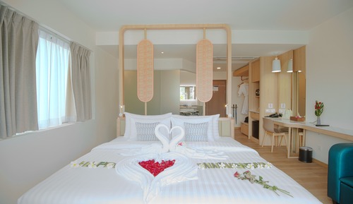 Honeymoon Room, Pool View