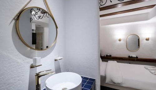 Room (Standard Room (personal account Netfl)