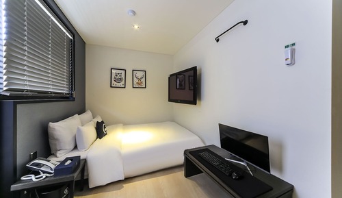 Room (Semi-terrace (Netflix/YouTube availab)
