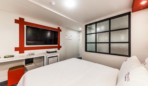 Room (Semi-Suite room (Netflix available in)