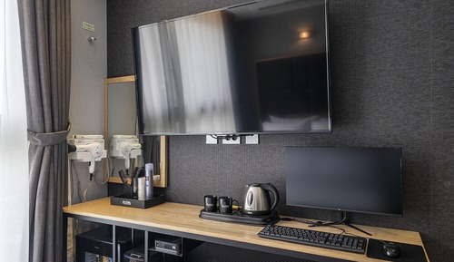 Room (Non-Smoking Room (Netflix Wave 1PC))