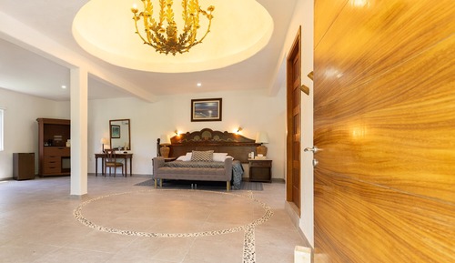 Royal Studio Suite, Jetted Tub